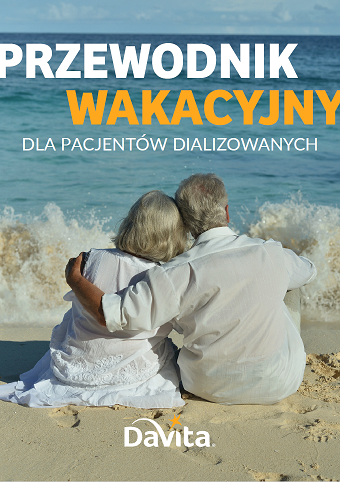 starsza para siedzaca na plazy, wpatrujaca sie w morze i przytulajaca sie