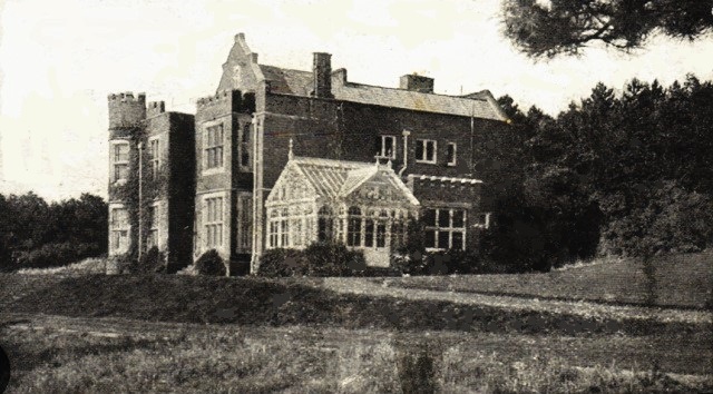 Zdjęcie dawnej, dużej rezydencji w Hollingbury Copse (Hollingbury Court) w Brighton, związanej z Sigismundem Charlesem Wittingiem, który zmarł w 1933 roku.