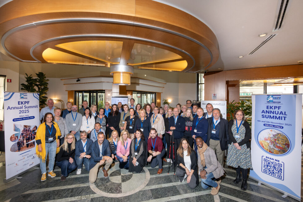Zdjęcie grupowe około 40 uczestników EKPF Annual Summit 2025 (European Kidney Patients' Federation) w Mediolanie, Włochy, 4-5 listopada 2025 r